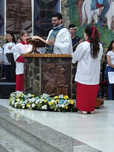 3º Dia da Novena reúne centenas de devotos no Santuário Nossa Senhora Aparecida Celebração foi presidida pelo Padre Aroldo Shinemann Filho e marcada por fé